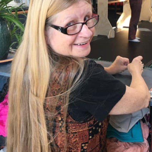 Meet your Posher, Chrissi - Picture 2 of 3